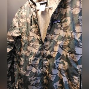 Small mens Patagonia lightweight hooded jacket.